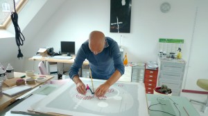 Travail dans l'atelier du peintre contemporain Philippe Bertho à Saint-Brieuc