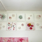 Accrochage des œuvres dans l'atelier Sculptures et peintures contemporaines
