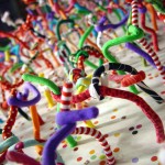 Sculpture contemporaine dans l'atelier de Kumiko Nakajima Boucle de tissu coloré dans l'œuvre de Kumiko Nakajima