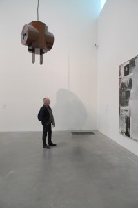 Devant une toile de Robert Rauschenberg à la Tate Modern à Londres