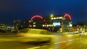 Néons rouges en arc de cercle sur immeuble de Nantes