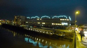 Néons en forme de Nuages sur un immeuble de nantes