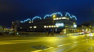 Nuages en néons de François Morellet sur un immeuble de Nantes