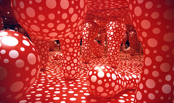 Artiste japonaise Yayoi Kusama expose à Paris