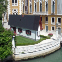 Erwin Wurm, Narrow House à Venise
