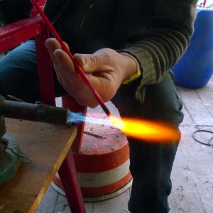Travail du verre de Murano Formation des gouttelettes de verre pour sculpture contemporaine extrusion