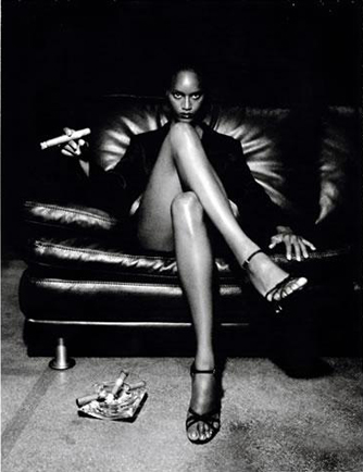 Jeune femme sur canapé - Photographie en noir et blanc d'Helmut Newton